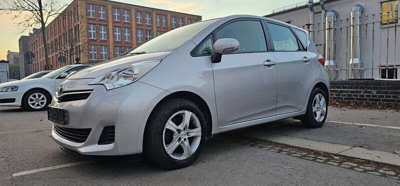 Silver metallic Gebraucht 2011 Toyota Verso-S Life Van / Kleinbus | 7.599 € (Fairer Preis) - Bild 1/4