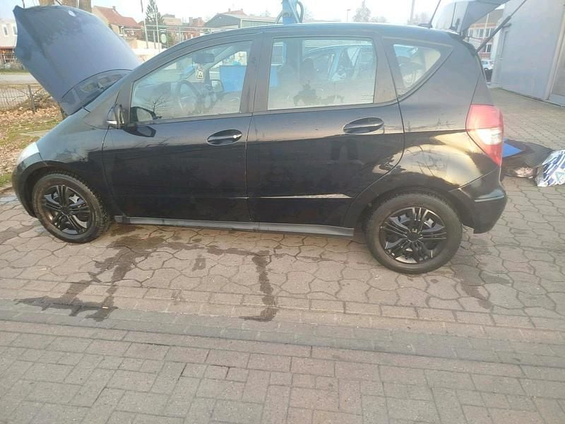 Gebraucht Mercedes A180 105 PS (77 kW) 2011 Schwarz Limousine