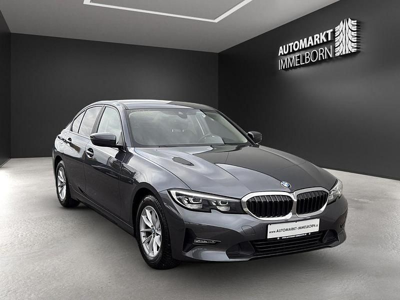 Grau Gebraucht 2021 BMW 318 Advantage Limousine | 22.880 € (Fairer Preis) - Bild 1/4