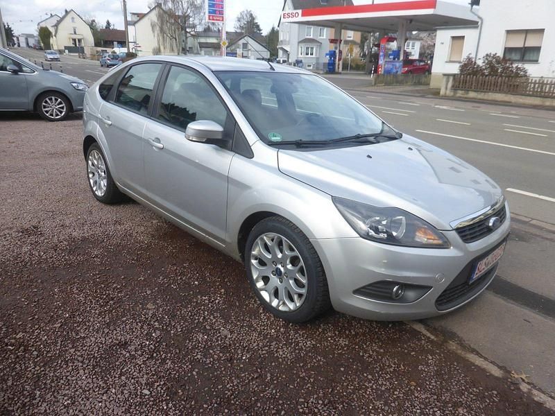 Gebraucht Ford Focus 115 PS (84 kW) 2009 Silber Limousine