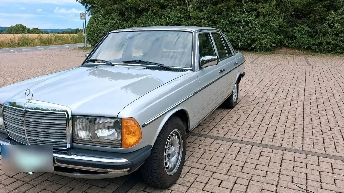 Gebraucht Mercedes E230 136 PS (100 kW) 1984 Silber Limousine