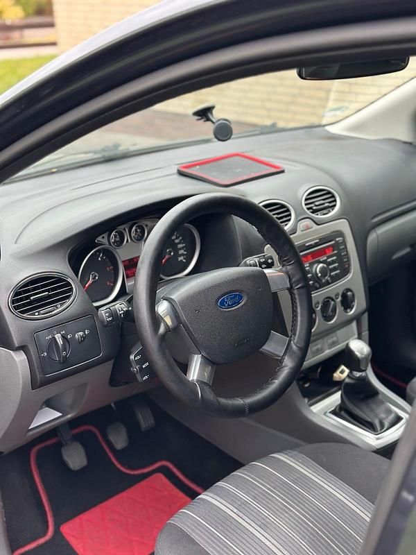 Second-hand Ford Focus 110 CP (80 kW) 2010 Albastru Coupe