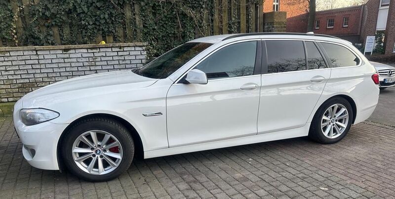 Weiß Gebraucht 2011 BMW 520 Performance Kombi | 7.995 € (Fairer Preis) - Bild 1/4