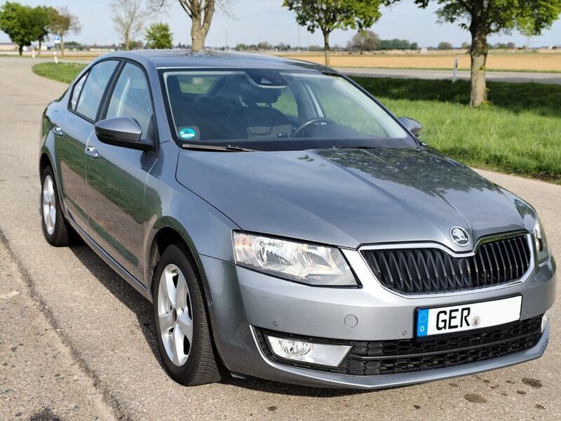 Grau Gebraucht 2013 Skoda Octavia Elegance Limousine | 8.600 € (Etwas zu teuer) - Bild 1/4