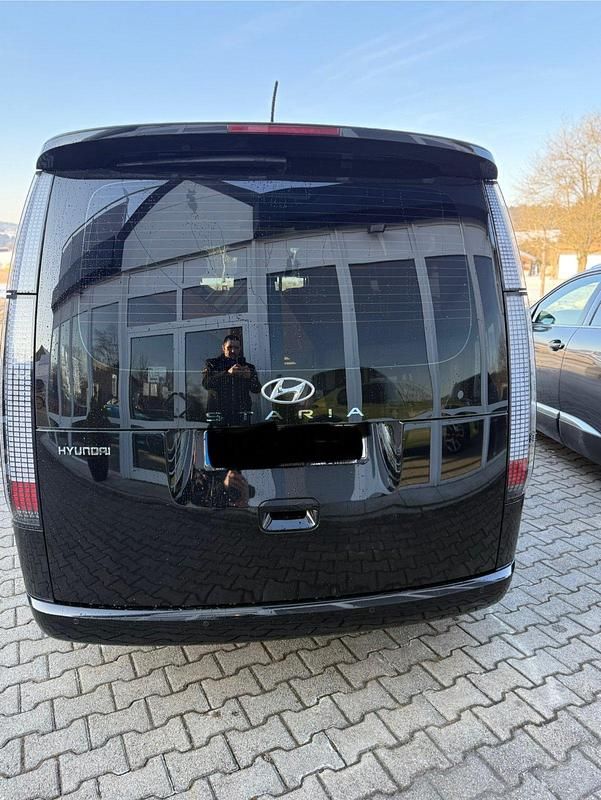 Gebraucht Hyundai Staria Prime 177 PS (130 kW) 2023 Abyss black / mic Van / Kleinbus
