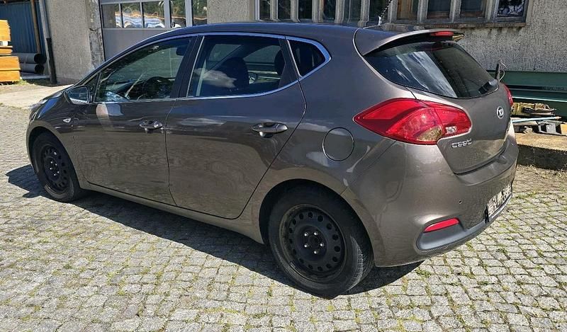 Braun Gebraucht 2013 Kia Ceed Limousine | 6.999 € (Fairer Preis) - Bild 1/4