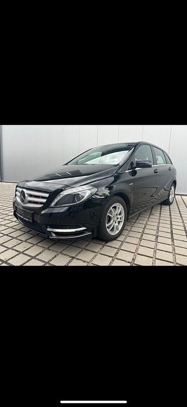 Schwarz Gebraucht 2012 Mercedes B180 Van / Kleinbus | 13.400 € - Bild 1/4