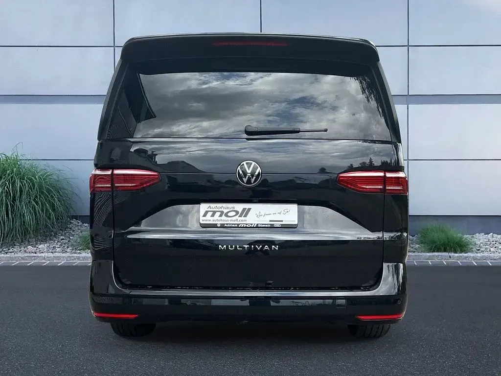 Gebraucht VW Multivan Life 150 PS (110 kW) 2025 Deep black perleffekt Van / Kleinbus