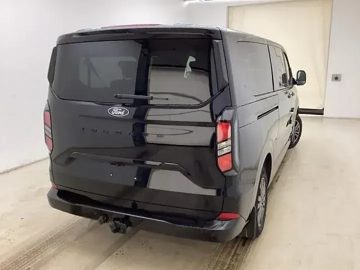 Gebraucht Ford Tourneo Titanium 136 PS (100 kW) 2025 Schwarz Van / Kleinbus