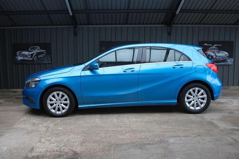 Gebraucht Mercedes A180 109 PS (80 kW) 2013 Blau Limousine