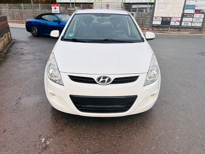 Weiß Gebraucht 2011 Hyundai i20 Edition Coupé | 2.750 € (Etwas zu teuer) - Bild 1/4