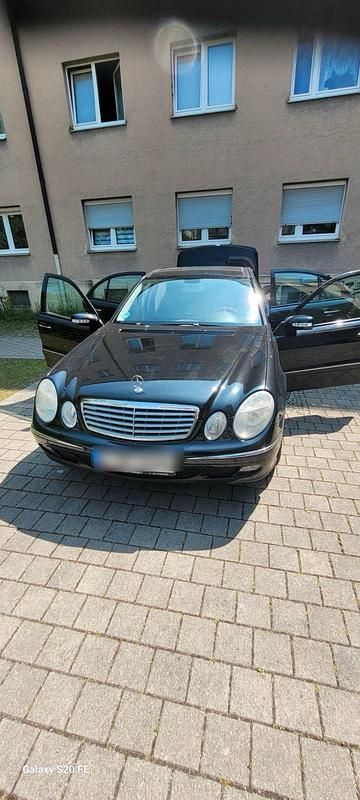 Schwarz Gebraucht 2005 Mercedes E200 Limousine | 2.950 € (Superpreis) - Bild 1/4