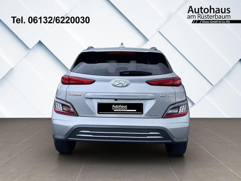 Gebraucht Hyundai Kona Prime 150 kW (204 PS) 2022 Shimmering silver / met SUV