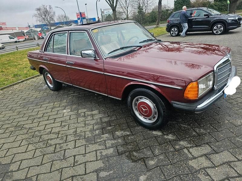 Gebraucht Mercedes 200 60 PS (44 kW) 1980 Rot Limousine
