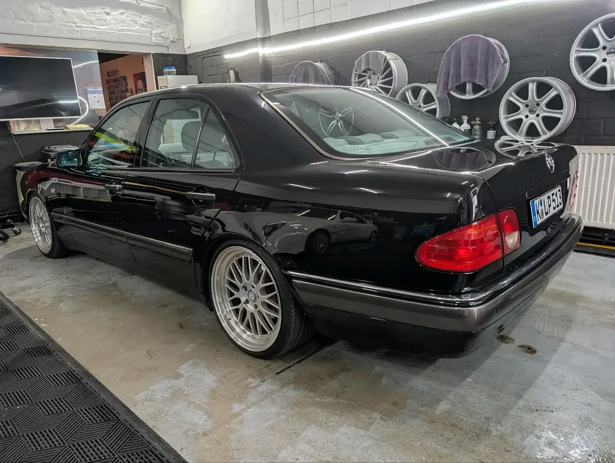 Gebraucht Mercedes E280 Elegance 204 PS (150 kW) 1999 Schwarz Limousine