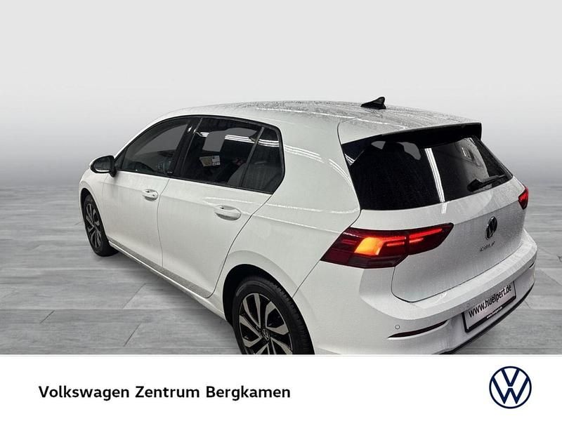 Gebraucht VW Golf VIII Active 150 PS (110 kW) 2022 Weiß Limousine
