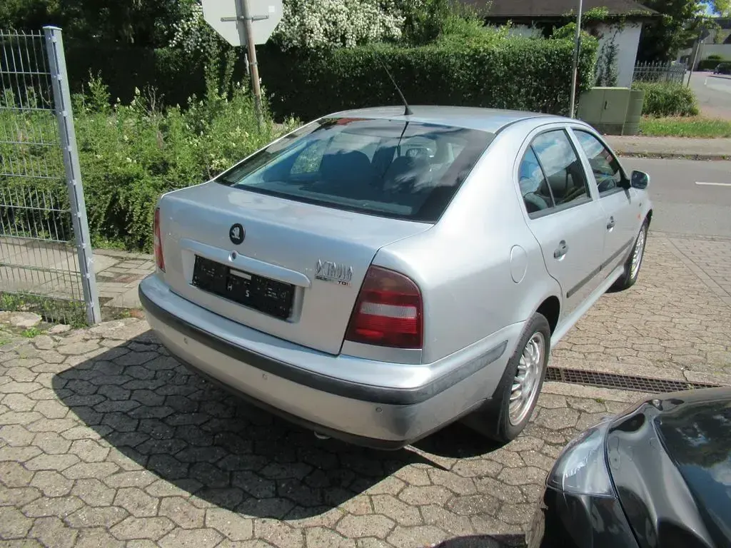 Gebraucht Skoda Octavia Ambiente 110 PS (80 kW) 2000 Silber Limousine
