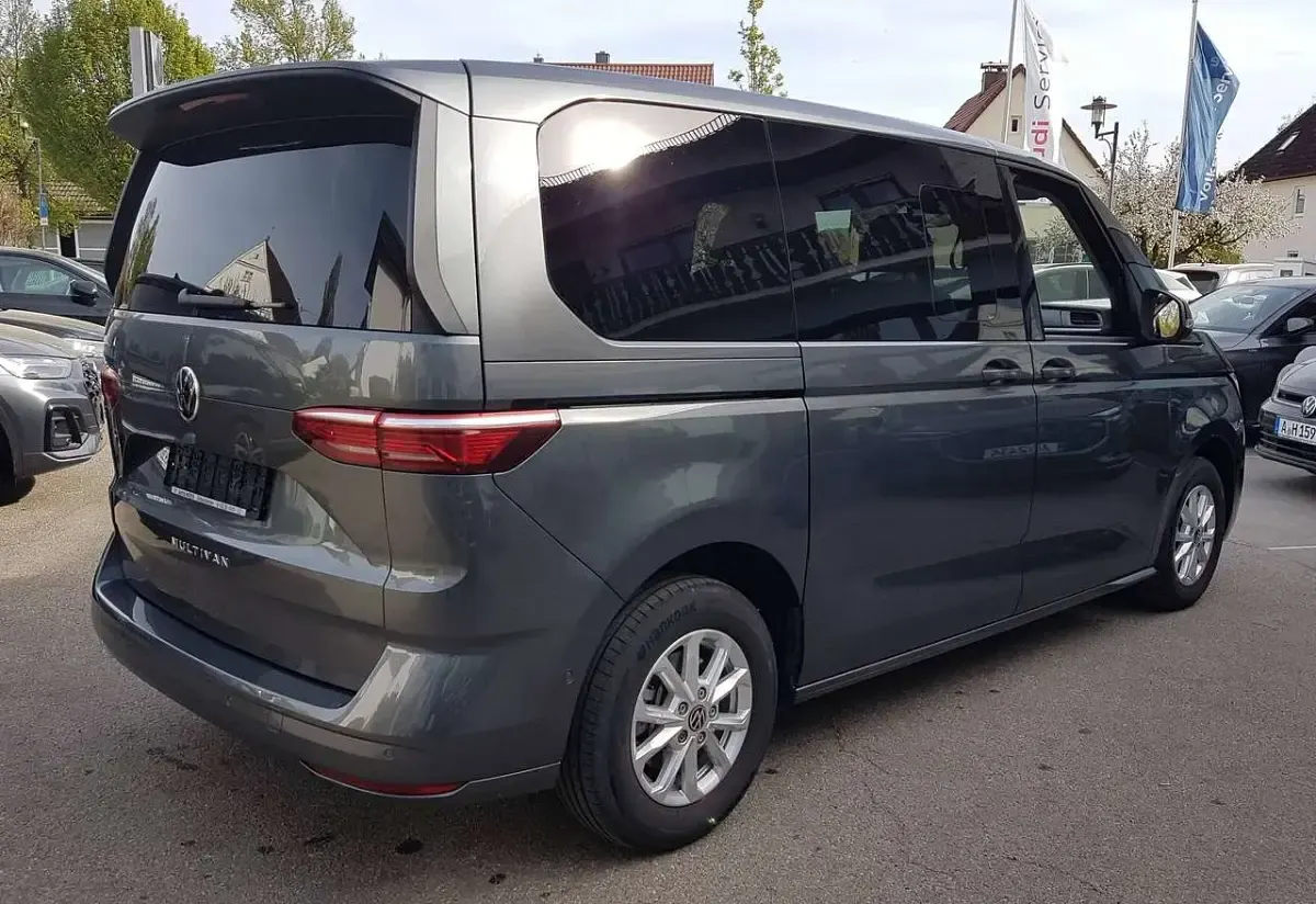 Gebraucht VW Multivan Life 150 PS (110 kW) 2025 Indiumgrau metallic Van / Kleinbus