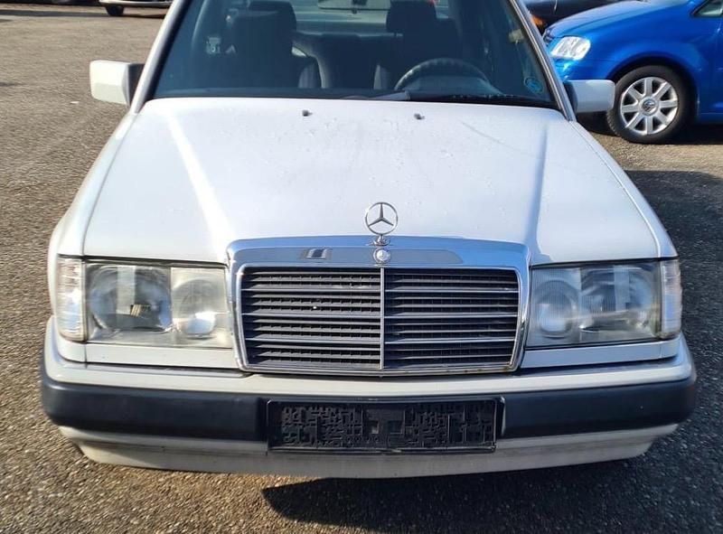 Gebraucht Mercedes E230 132 PS (97 kW) 1991 Weiß Limousine