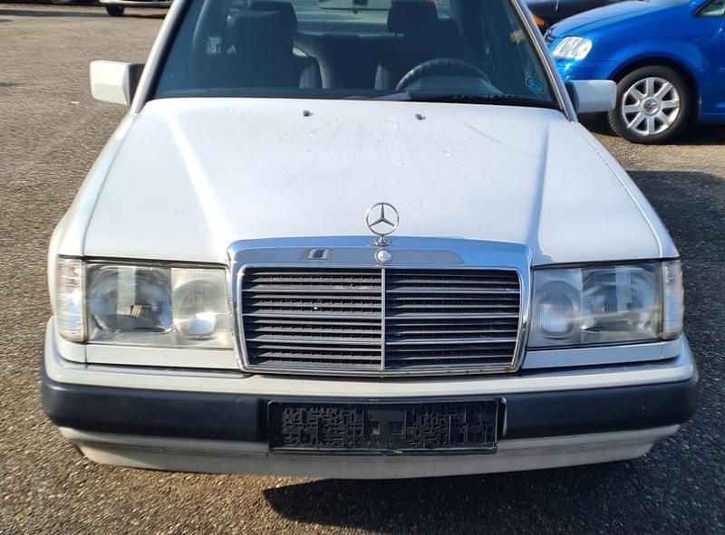 Weiß Gebraucht 1991 Mercedes E230 Limousine | 2.500 € - Bild 1/4