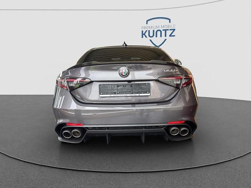 Neu Alfa Romeo Giulia Quadrifoglio 520 PS (382 kW) 2025 Grigio vesuvio Limousine