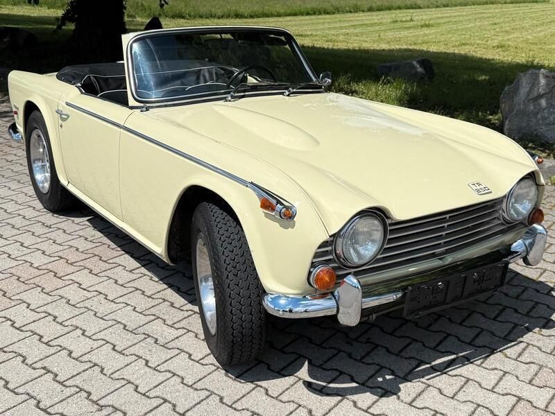Gelb Gebraucht 1968 Triumph TR 250 Cabrio | 39.900 € - Bild 1/4