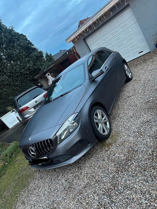 Gebraucht Mercedes A180 109 PS (80 kW) 2016 Grau Limousine