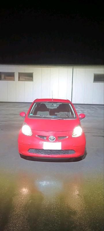 Rot Gebraucht 2007 Toyota Aygo Kleinwagen | 1.900 € (Fairer Preis) - Bild 1/4