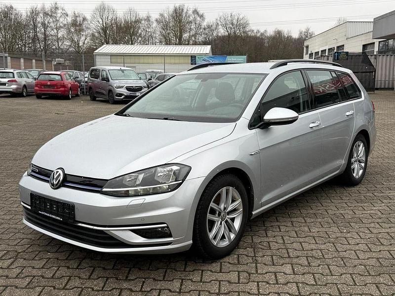 Gebraucht VW Golf VII 131 PS (96 kW) 2019 Reflexsilber metallic (metallic) Kombi
