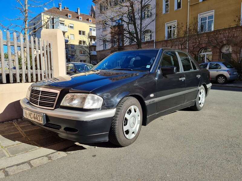Schwarz Gebraucht 2000 Mercedes C200 Classic Limousine | 2.500 € (Fairer Preis) - Bild 1/4