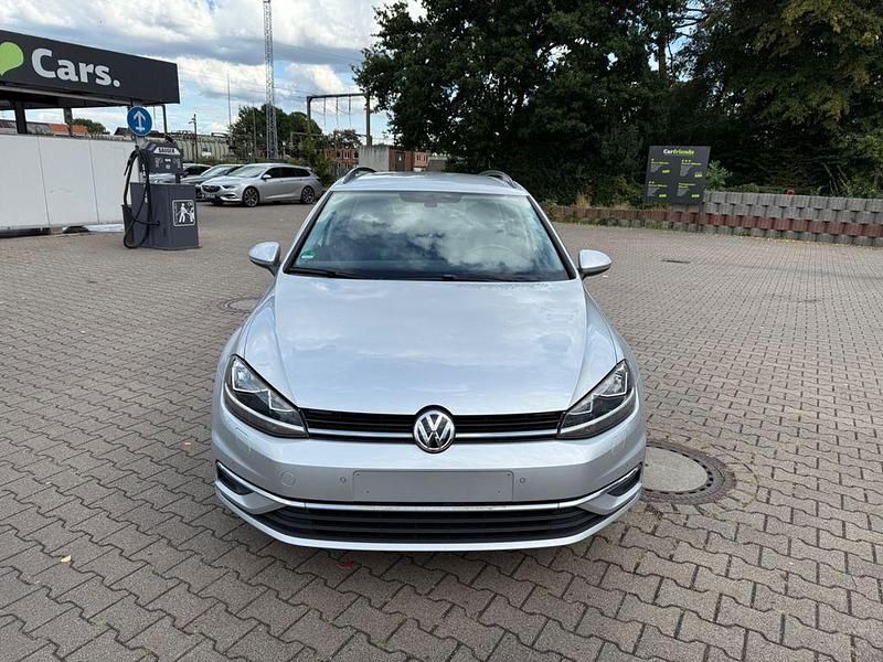 Silber Gebraucht 2018 VW Golf VII Comfortline Kombi | 6.900 € (Fairer Preis) - Bild 1/4