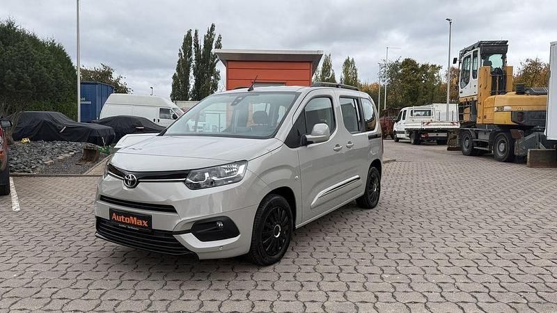 Beige Gebraucht 2021 Toyota Proace Verso City Kombi | 21.980 € - Bild 1/4