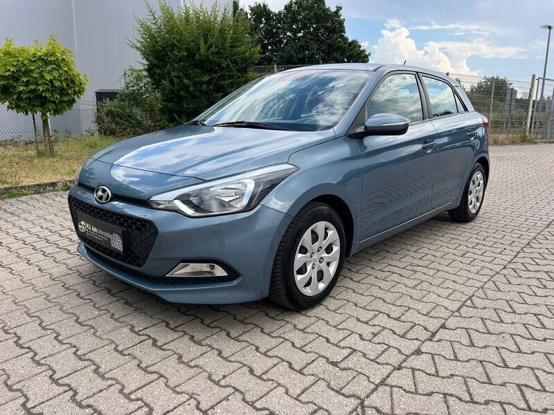 Blau Gebraucht 2018 Hyundai i20 Classic Limousine | 6.990 € (Superpreis) - Bild 1/4