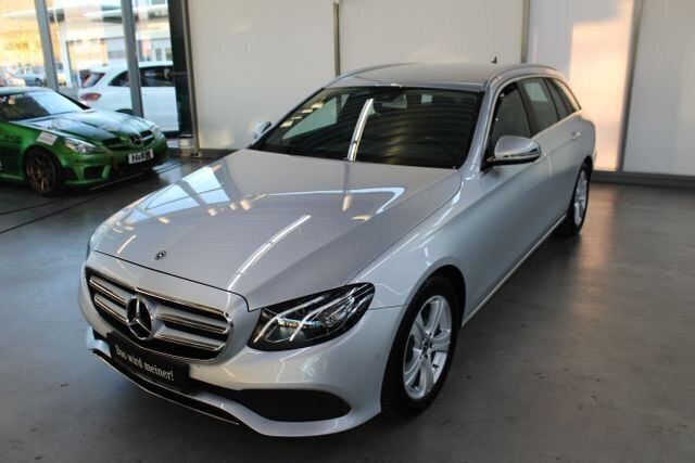 Silber , iridiumsilber metallic Gebraucht 2017 Mercedes E220 Avantgarde Limousine | 24.690 € (Fairer Preis) - Bild 1/4