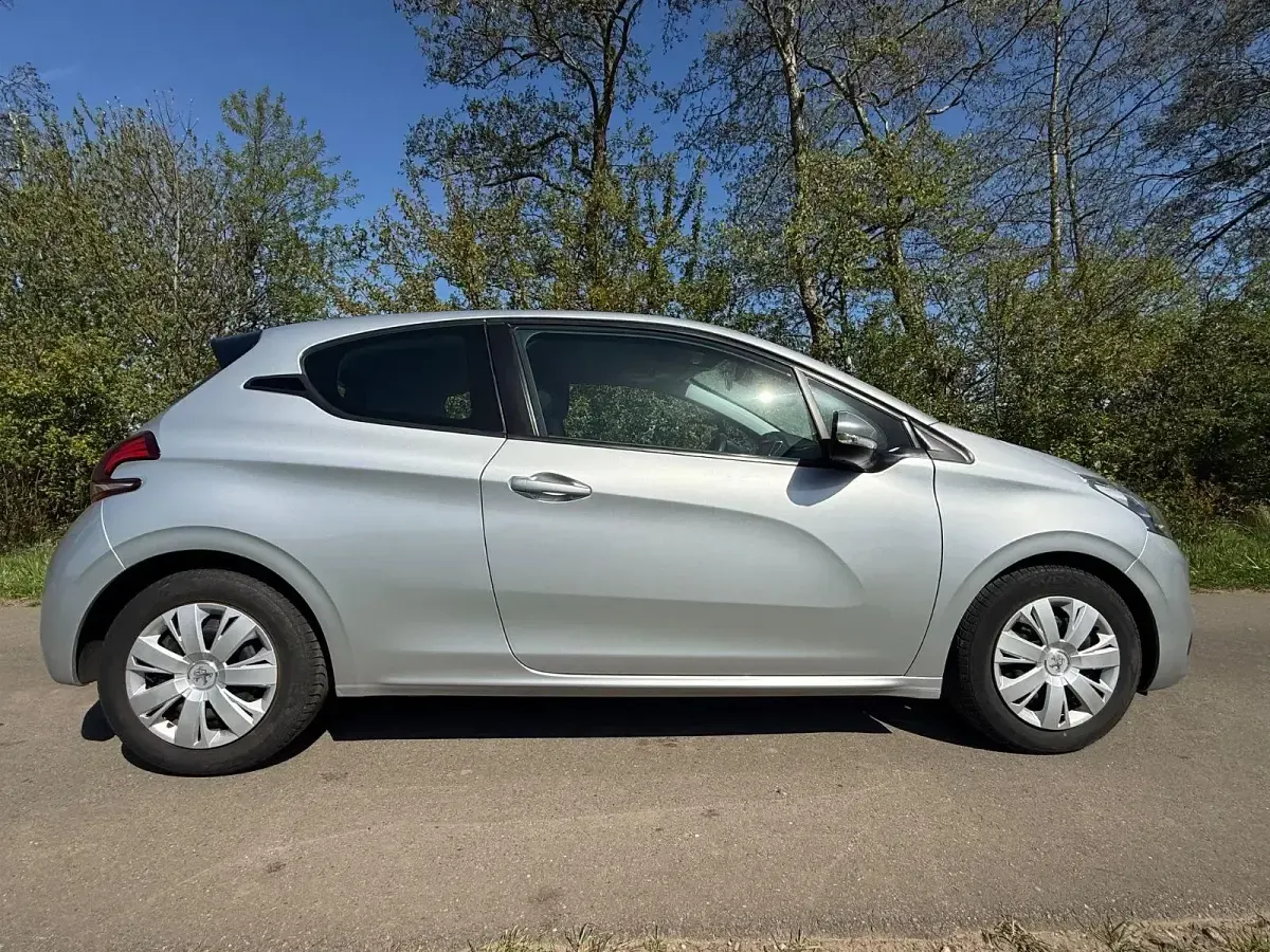 Gebraucht Peugeot 208 Active 99 PS (72 kW) 2016 Grau Kleinwagen