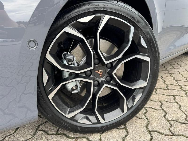 Neu Cupra Leon 204 PS (150 kW) 2025 Grau Limousine