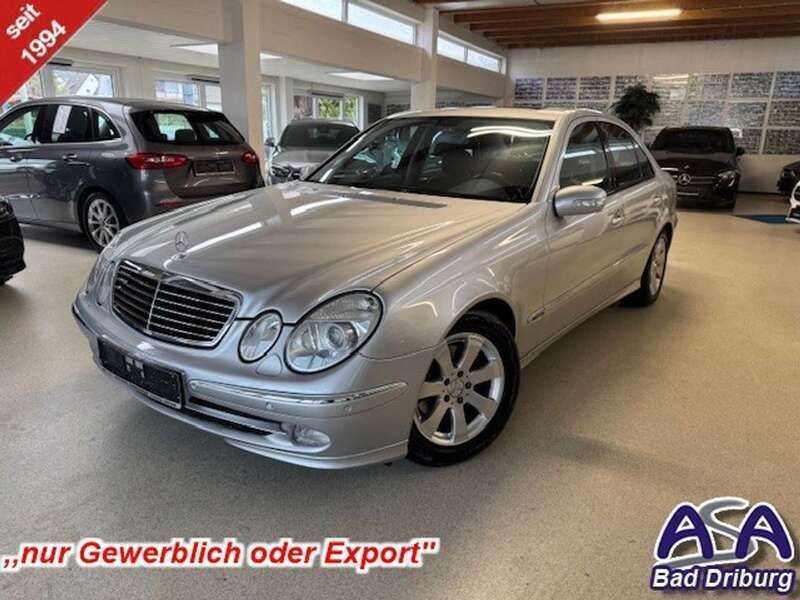 Brillantsilbermetallic Gebraucht 2003 Mercedes E240 Avantgarde Limousine | 8.490 € - Bild 1/3