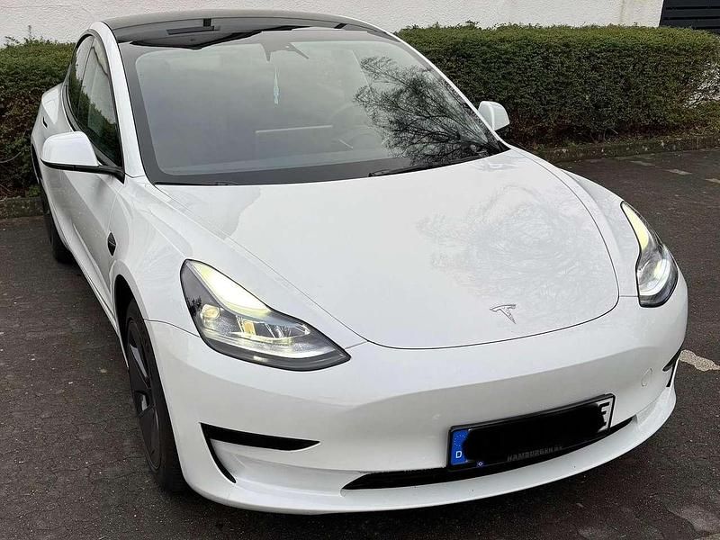 Weiß Gebraucht 2023 Tesla Model 3 Standard Range Plus Limousine | 29.950 € (Guter Preis) - Bild 1/4