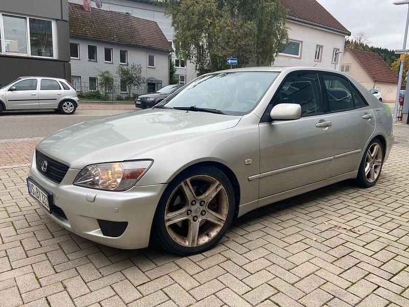 Grau Gebraucht 2003 Lexus IS200 Limousine | 2.800 € - Bild 1/4