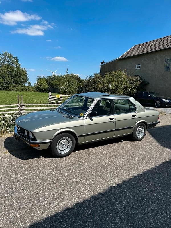 Grün Gebraucht 1983 BMW 520 Limousine | 18.500 € - Bild 1/4