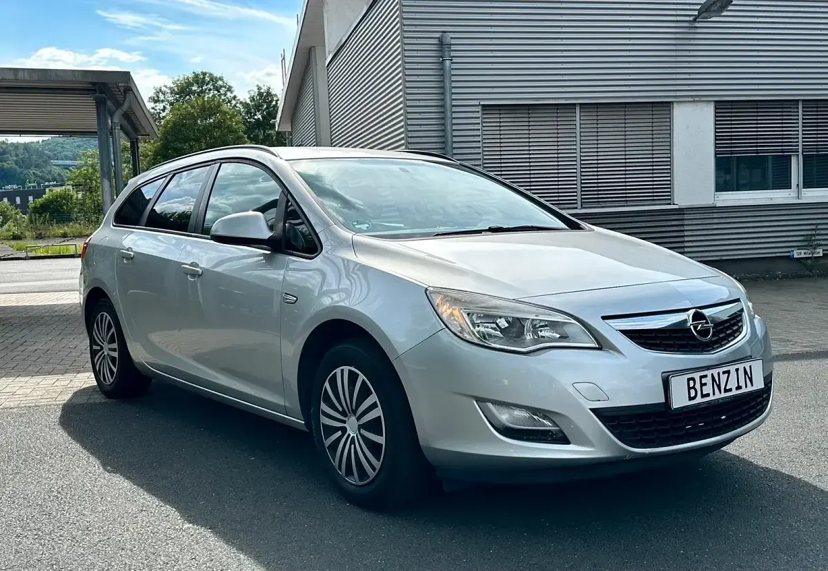 Gebraucht Opel Astra 101 PS (74 kW) 2011 Silber Kombi