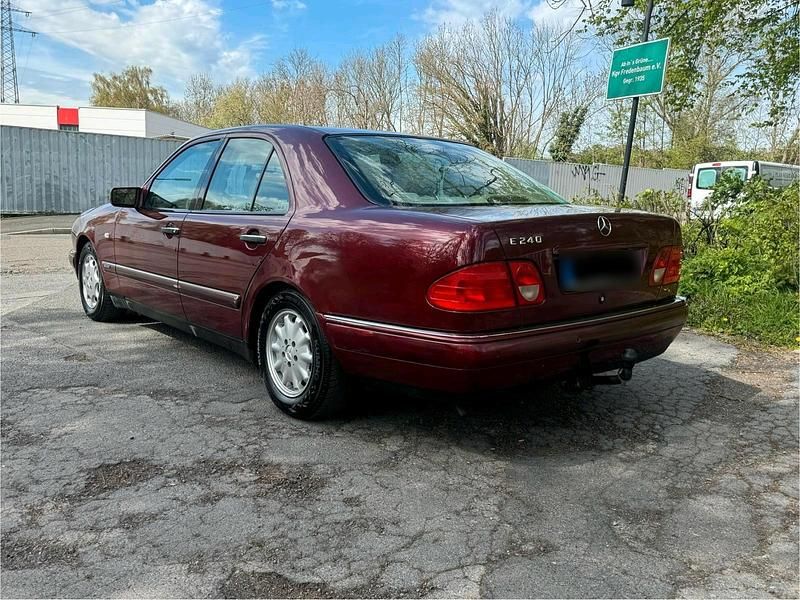 Second-hand Mercedes E240 167 CP (122 kW) 1998 Roșu Berlinǎ