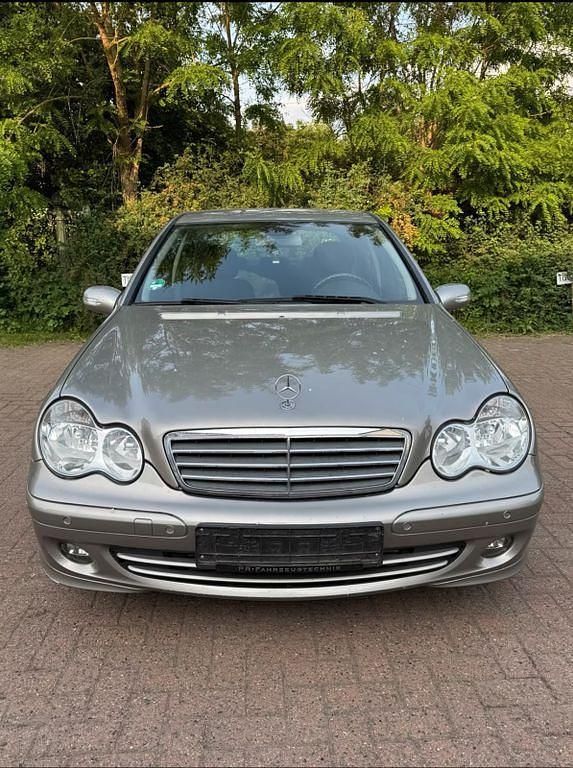 Grau Gebraucht 2006 Mercedes C180 Classic Limousine | 2.999 € (Guter Preis) - Bild 1/4