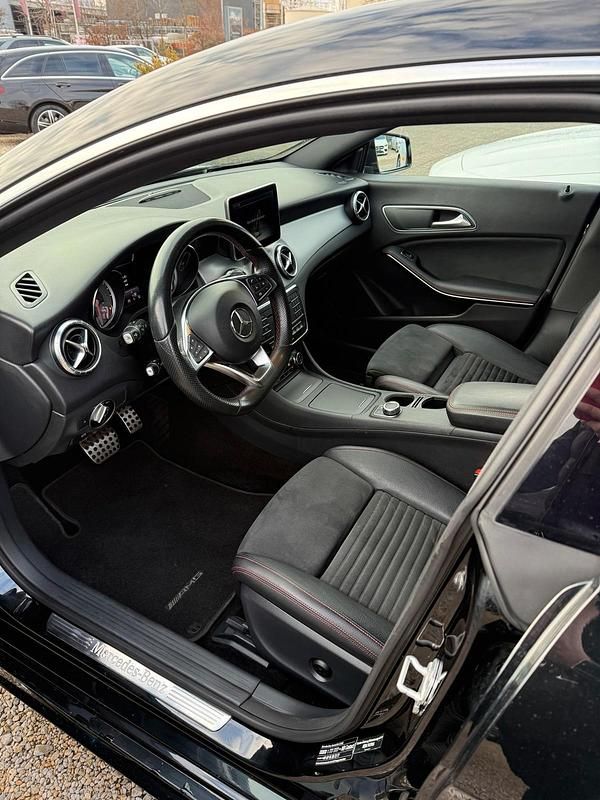 Schwarz Gebraucht 2015 Mercedes CLA220 Limousine | 12.499 € (Guter Preis) - Bild 1/4