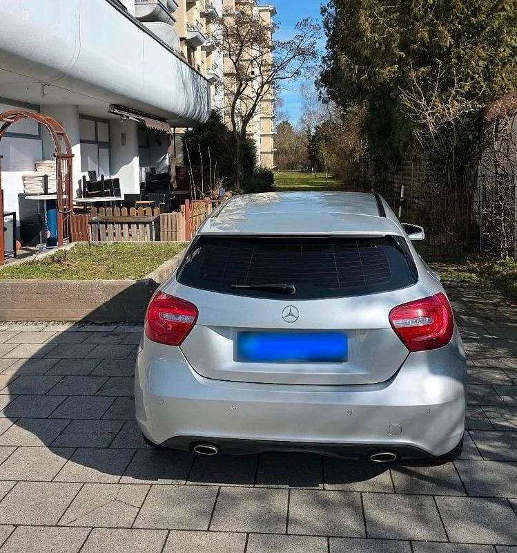 Gebraucht Mercedes A180 122 PS (89 kW) 2015 Silber Limousine