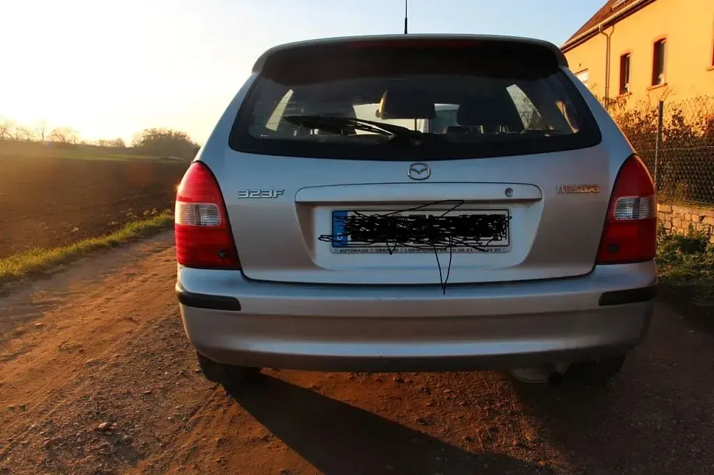 Gebraucht Mazda 323F 88 PS (64 kW) 2000 Silber Limousine