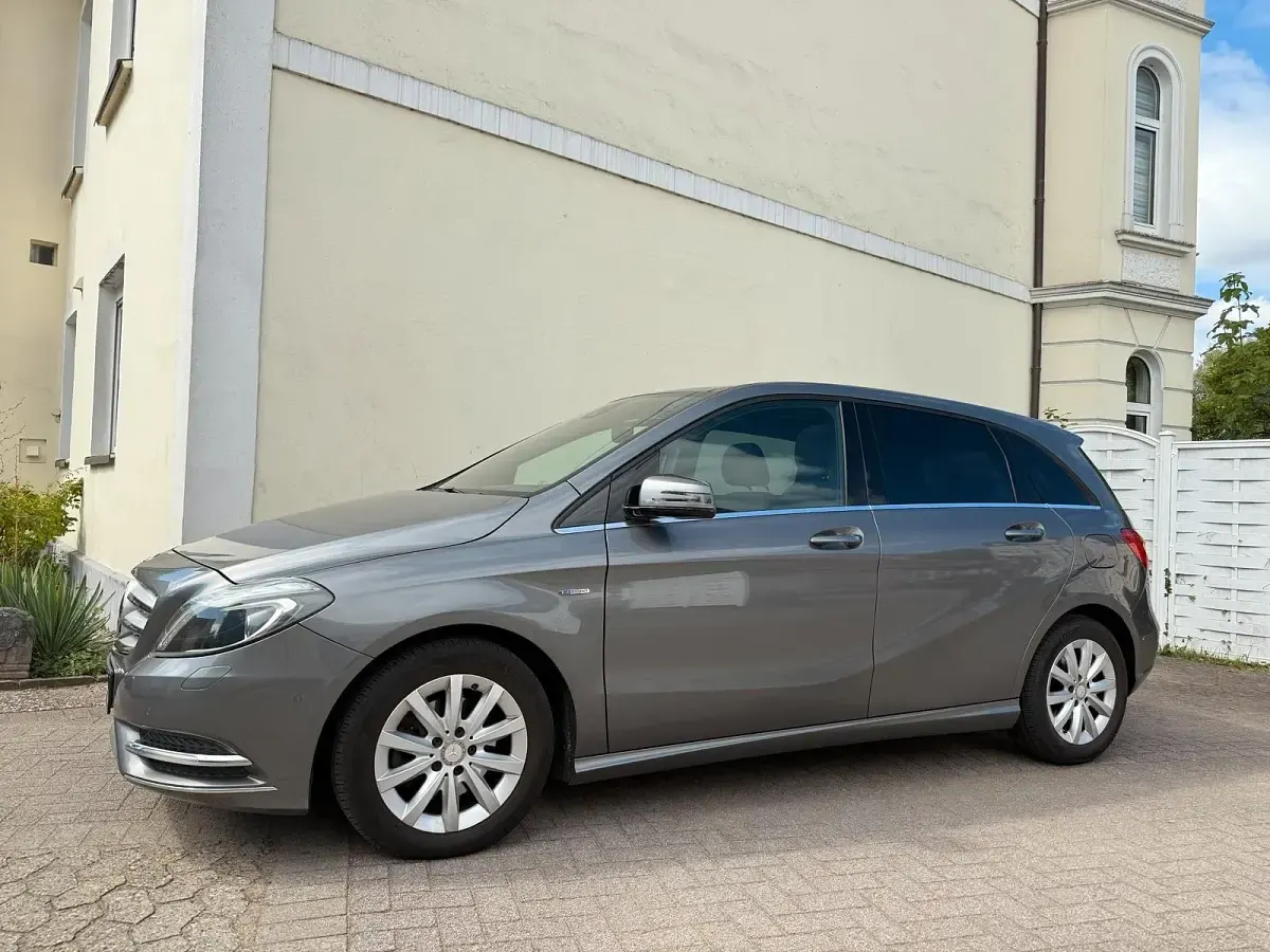 Gebraucht Mercedes B200 156 PS (114 kW) 2012 Grau Kleinwagen