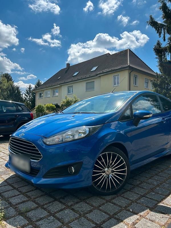 Blau Gebraucht 2013 Ford Fiesta Kleinwagen | 5.300 € (Teuer) - Bild 1/4