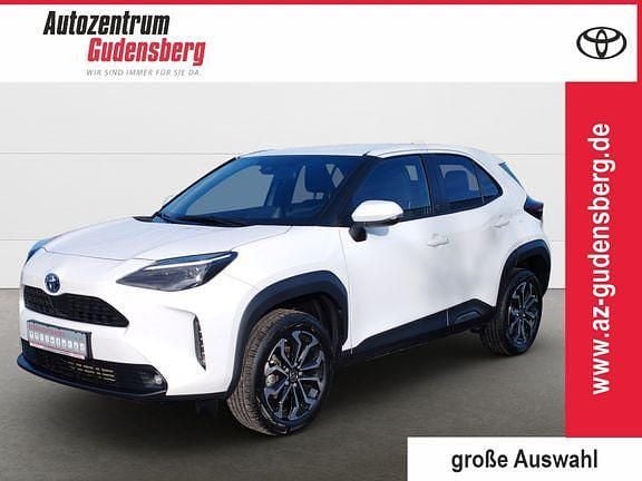 Gebraucht Toyota Yaris Hybrid Team 116 PS (85 kW) 2023 Pure) white ii (weiss Van / Kleinbus