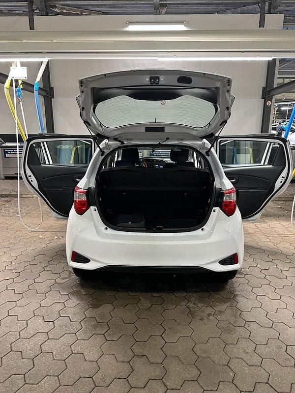 Weiß Gebraucht 2018 Toyota Yaris Hybrid Kleinwagen | 9.800 € (Guter Preis) - Bild 1/4